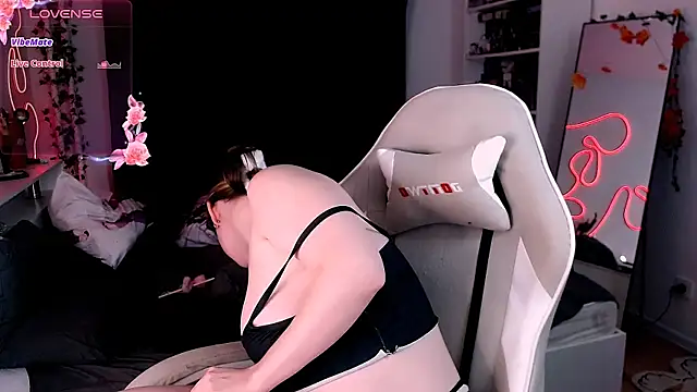 Snapshot of _wikki_ chatting on 11.10.25 wikki online show from 11.10.25