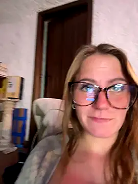 Snapshot of selenaluvv chatting on 11.26.25 selenaluvv online show from 11.26.25