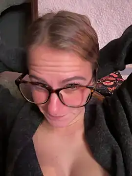 Snapshot of selenaluvv chatting on 12.04.25 selenaluvv online show from 12.04.25