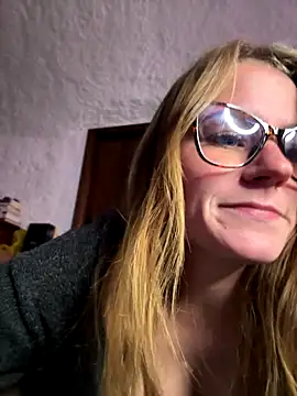 Snapshot of selenaluvv chatting on 12.14.25 selenaluvv online show from 12.14.25