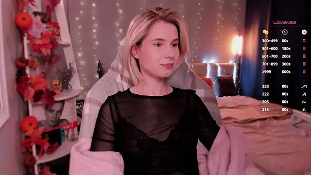 Snapshot of enigma_mia chatting on 10.26.25 enigma mia online show from 10.26.25