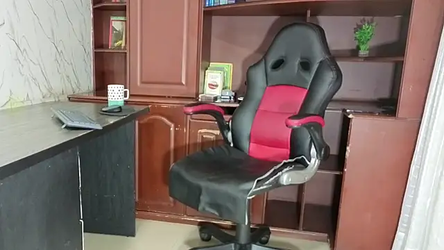 MissEscarleth online show from 09.24.25