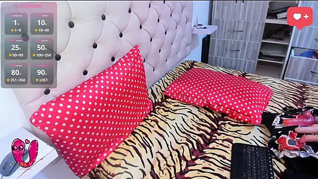 Snapshot of Krystal_Cruz chatting on 01.04.25 Krystal Cruz online show from 01.04.25