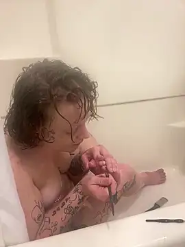 Snapshot of tatted-bitty chatting on 11.05.25 tatted-bitty online show from 11.05.25