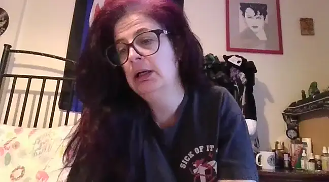 Snapshot of MissKisu chatting on 12.19.24 MissKisu online show from 12.19.24