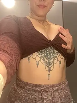 Luccreccia  online show from 11.24.25