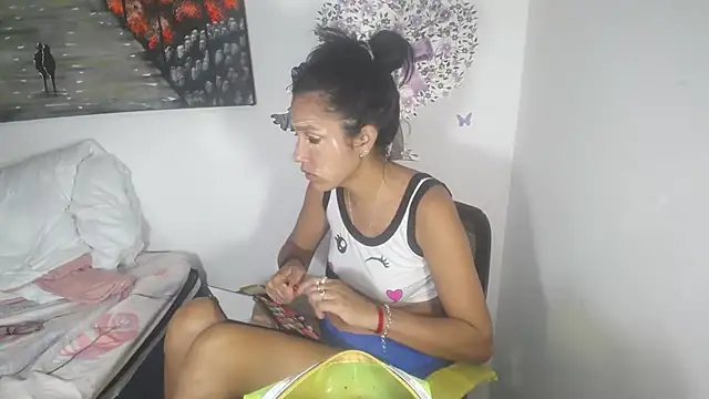 Snapshot of KamileLatinasexy chatting on 10.20.25 KamileLatinasexy online show from 10.20.25