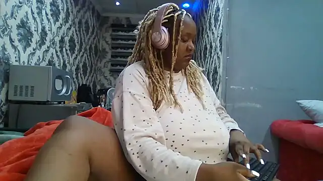 Snapshot of SexyRider8 chatting on 11.25.25 SexyRider8 online show from 11.25.25