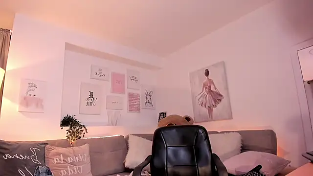 Snapshot of Nicolle_foxy chatting on 02.18.25 Nicolle foxy online show from 02.18.25