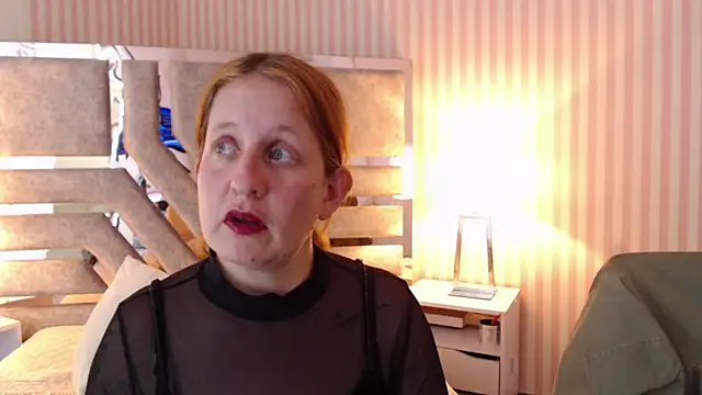 Snapshot of ViioletaMora chatting on 02.11.25 ViioletaMora online show from 02.11.25