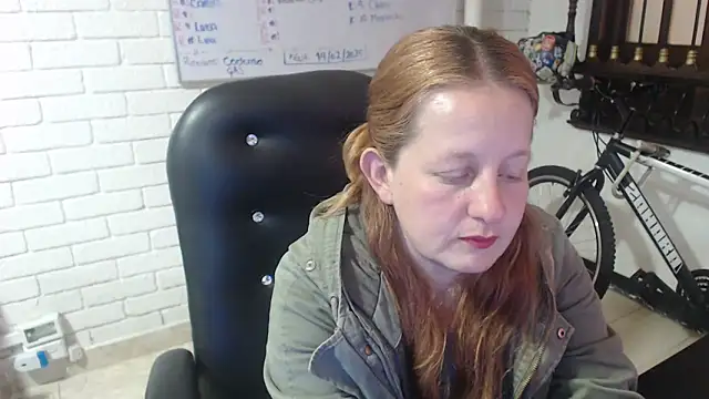 Snapshot of ViioletaMora chatting on 02.14.25 ViioletaMora online show from 02.14.25