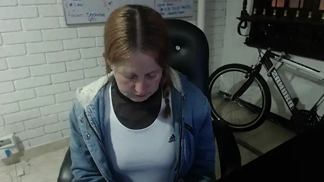 Snapshot of ViioletaMora chatting on 02.23.25 ViioletaMora online show from 02.23.25