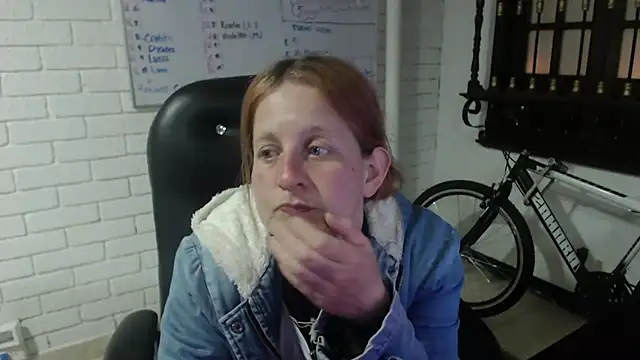 Snapshot of ViioletaMora chatting on 02.23.25 ViioletaMora online show from 02.23.25