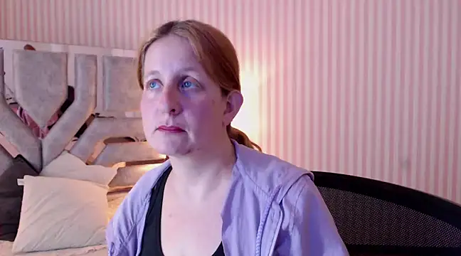 Snapshot of ViioletaMora chatting on 02.23.25 ViioletaMora online show from 02.23.25