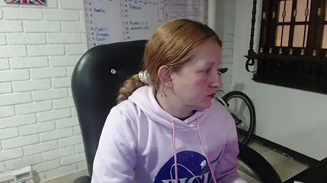 Snapshot of ViioletaMora chatting on 02.25.25 ViioletaMora online show from 02.25.25