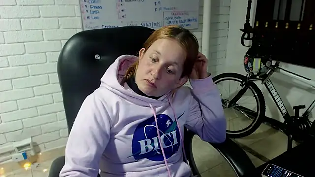 Snapshot of ViioletaMora chatting on 02.25.25 ViioletaMora online show from 02.25.25