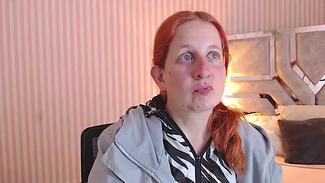 Snapshot of ViioletaMora chatting on 03.15.25 ViioletaMora online show from 03.15.25