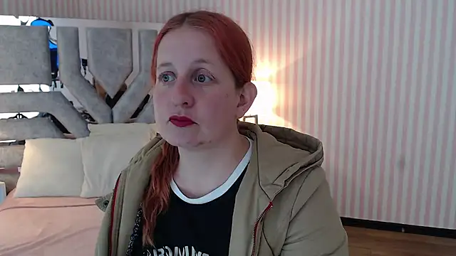 Snapshot of ViioletaMora chatting on 03.17.25 ViioletaMora online show from 03.17.25