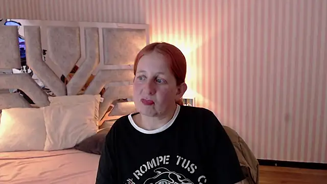 Snapshot of ViioletaMora chatting on 03.17.25 ViioletaMora online show from 03.17.25