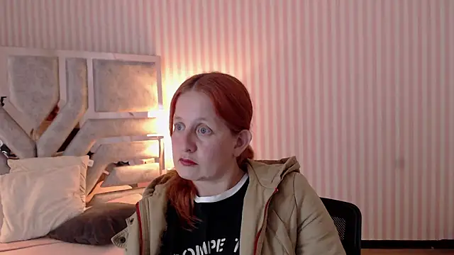 Snapshot of ViioletaMora chatting on 03.18.25 ViioletaMora online show from 03.18.25