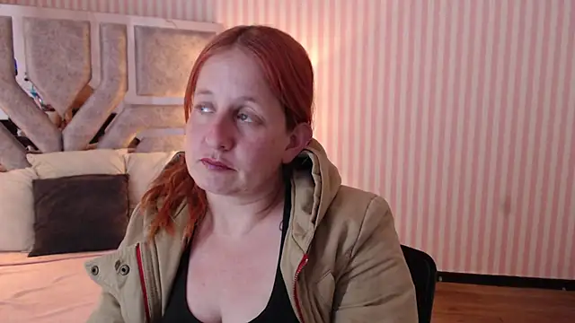 Snapshot of ViioletaMora chatting on 03.18.25 ViioletaMora online show from 03.18.25