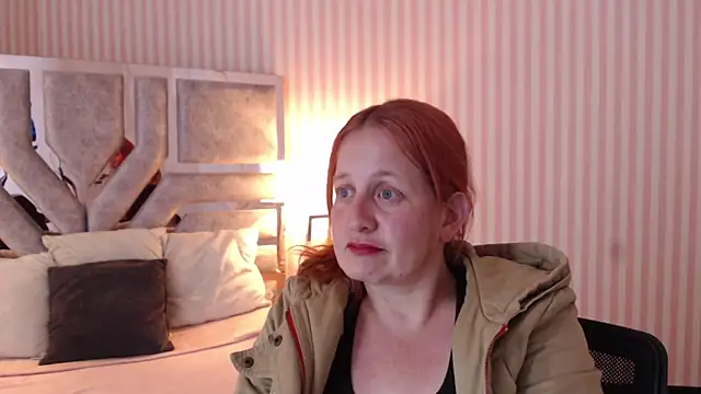 Snapshot of ViioletaMora chatting on 03.19.25 ViioletaMora online show from 03.19.25