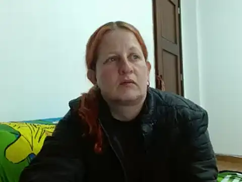 Snapshot of ViioletaMora chatting on 10.13.25 ViioletaMora online show from 10.13.25