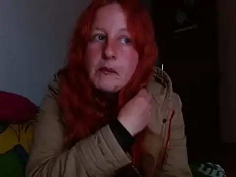 Snapshot of ViioletaMora chatting on 10.13.25 ViioletaMora online show from 10.13.25