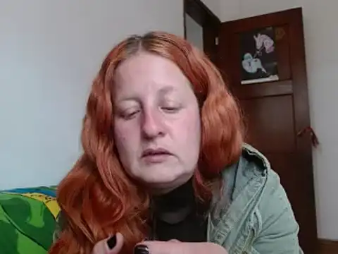 Snapshot of ViioletaMora chatting on 10.18.25 ViioletaMora online show from 10.18.25