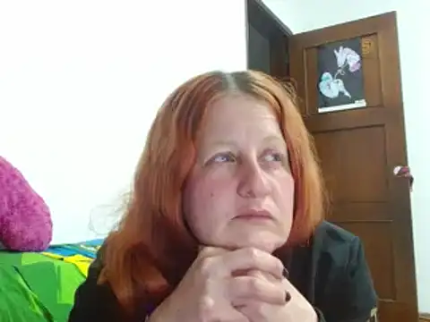 Snapshot of ViioletaMora chatting on 10.20.25 ViioletaMora online show from 10.20.25