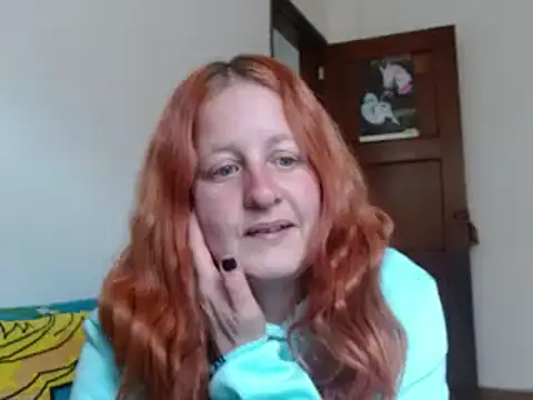 Snapshot of ViioletaMora chatting on 10.21.25 ViioletaMora online show from 10.21.25