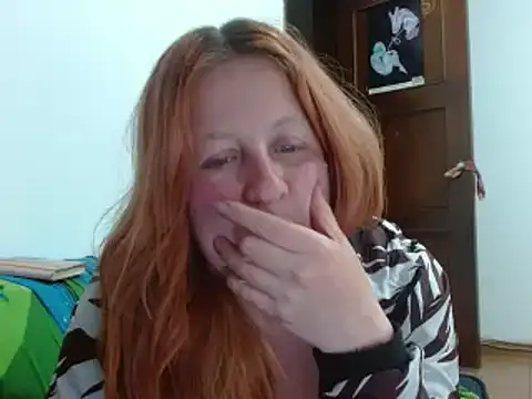 Snapshot of ViioletaMora chatting on 10.27.25 ViioletaMora online show from 10.27.25