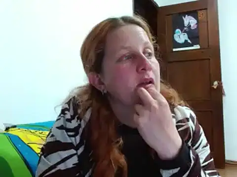 Snapshot of ViioletaMora chatting on 11.18.25 ViioletaMora online show from 11.18.25