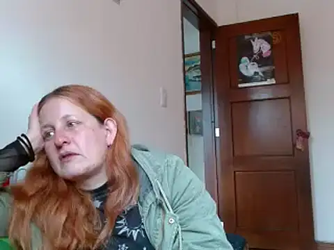 Snapshot of ViioletaMora chatting on 11.19.25 ViioletaMora online show from 11.19.25