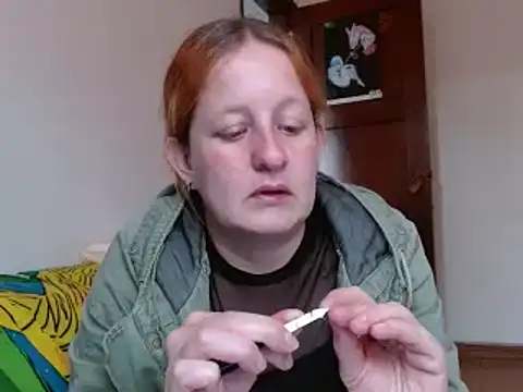 Snapshot of ViioletaMora chatting on 12.04.25 ViioletaMora online show from 12.04.25