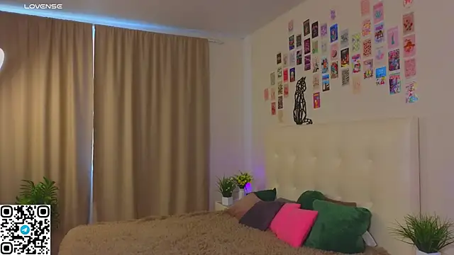 Snapshot of oliviabr0wn0 chatting on 10.18.25 oliviabr0wn0 online show from 10.18.25