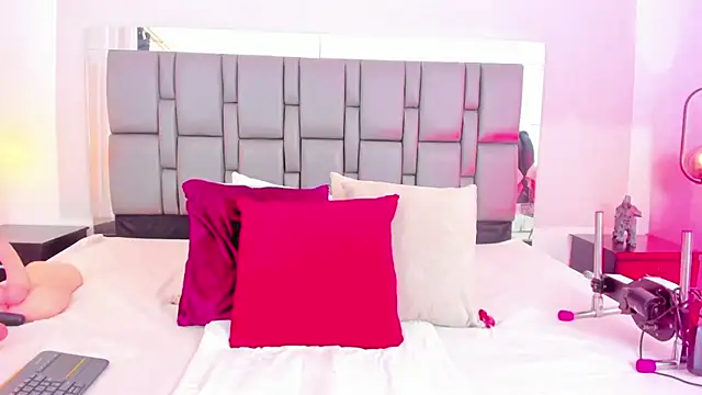 Snapshot of Emily_Gil1 chatting on 02.14.25 Emily Gil1 online show from 02.14.25