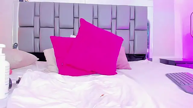 Snapshot of Emily_Gil1 chatting on 02.27.25 Emily Gil1 online show from 02.27.25