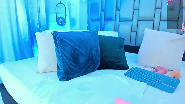 Snapshot of Emily_Gil1 chatting on 09.26.25 Emily Gil1 online show from 09.26.25