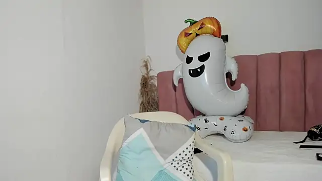 Snapshot of Tahira_21_ chatting on 10.31.25 Tahira 21 online show from 10.31.25