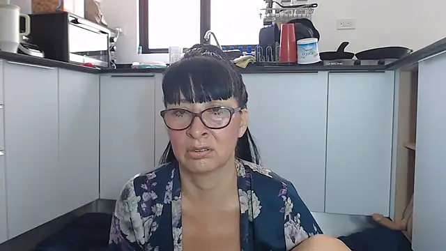 Snapshot of HellenLatin chatting on 06.04.26 HellenLatin online show from 06.04.26