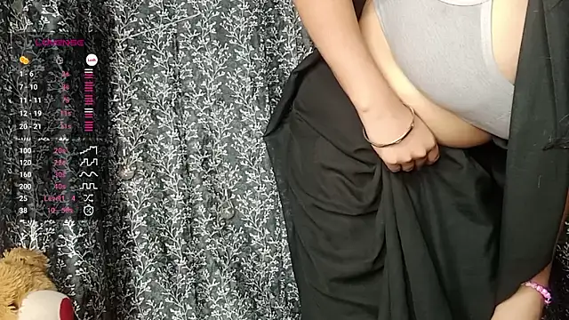 Snapshot of shuhana_ chatting on 12.23.24 shuhana online show from 12.23.24