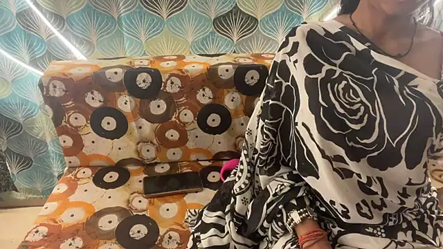 Snapshot of shuhana_ chatting on 11.28.25 shuhana online show from 11.28.25