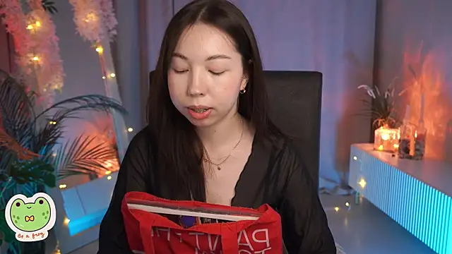 Snapshot of Sarah_Son chatting on 02.25.25 Sarah Son online show from 02.25.25