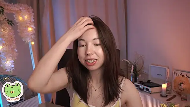 Snapshot of Sarah_Son chatting on 03.10.25 Sarah Son online show from 03.10.25