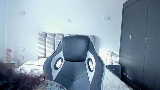 AnnyThompson  online show from 03.17.26