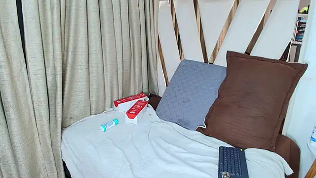 Snapshot of Zoe_Curvy chatting on 09.19.25 Zoe Curvy online show from 09.19.25