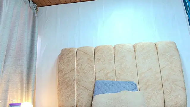 Snapshot of Zoe_Curvy chatting on 11.18.25 Zoe Curvy online show from 11.18.25