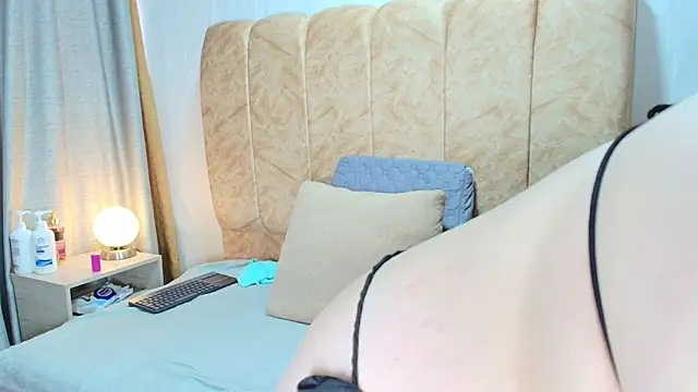 Snapshot of Zoe_Curvy chatting on 11.22.25 Zoe Curvy online show from 11.22.25