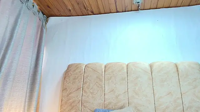 Snapshot of Zoe_Curvy chatting on 11.26.25 Zoe Curvy online show from 11.26.25